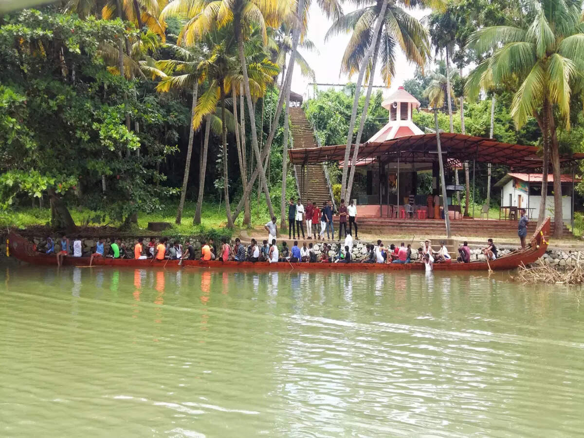 Traditional boats in Kollam Traditional boats in Kollam