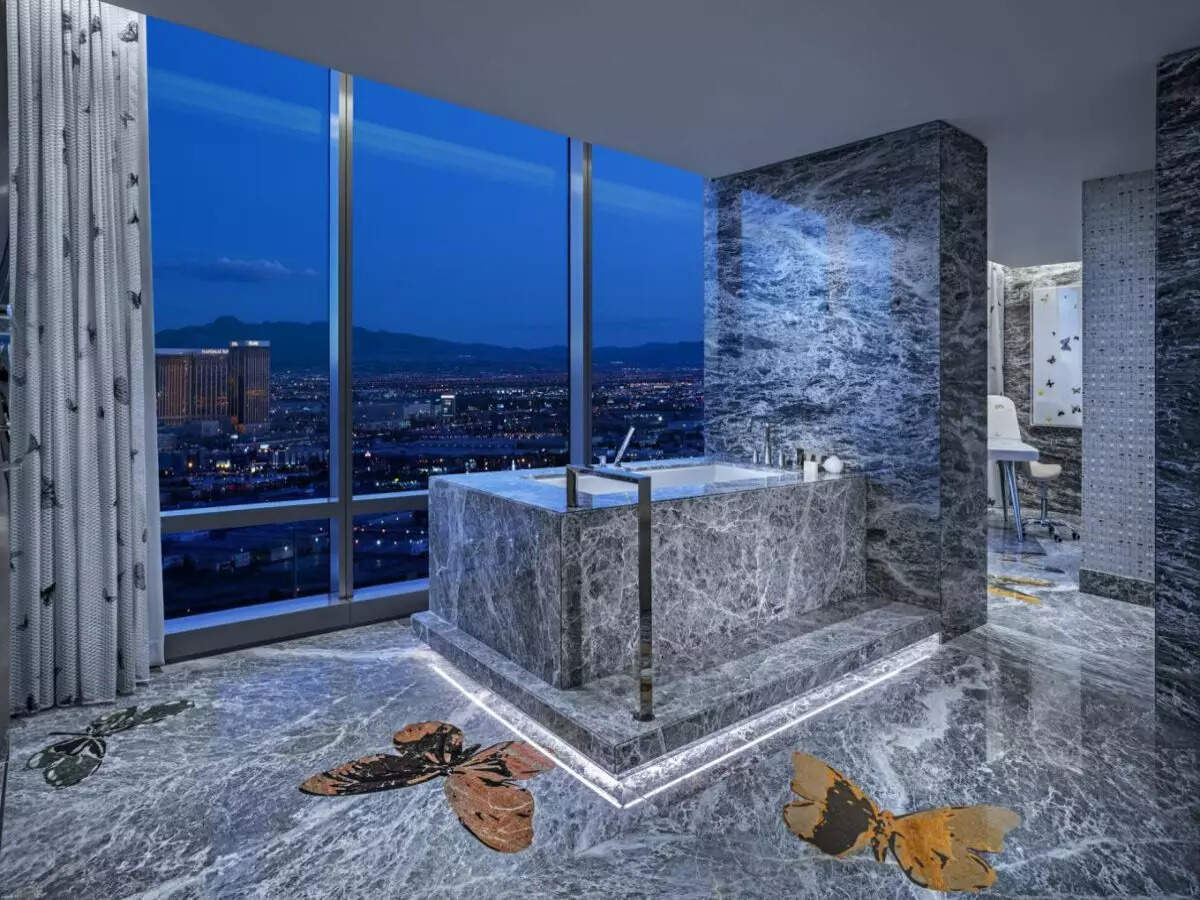 Palms_DamienHirst_UpstairBathSouth_v4 Palms_DamienHirst_UpstairBathSouth_v4