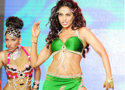 Bipasha sizzles @ Super Fight League