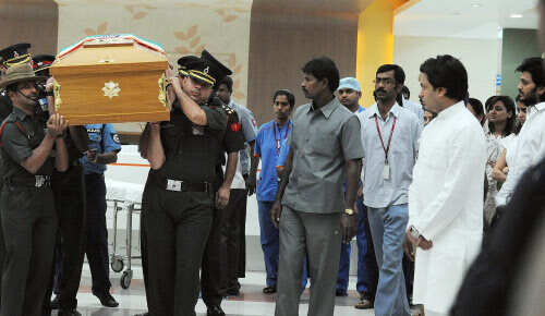 Family bids tearful adieu to Vilasrao 