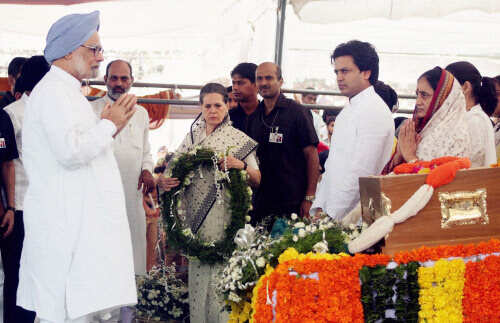 Family bids tearful adieu to Vilasrao
