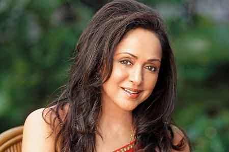 Before a shot, Amitji would  turn serious: Hema Malini