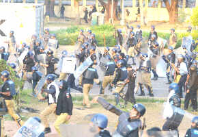 Anti-govt protests in Pakistan continue, over 400 injured in clashes
