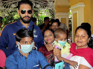 Yuvraj meets cancer patients