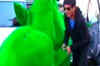 Watch: Shah Rukh with new friends!