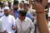 Politicians sent back by Anna Hazare's supporters