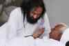 Sri Sri calls on NDA to solicit support for Anna