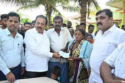 B&rsquo;luru stampede: Minister hands over Rs 25L cheque to victim&rsquo;s kin