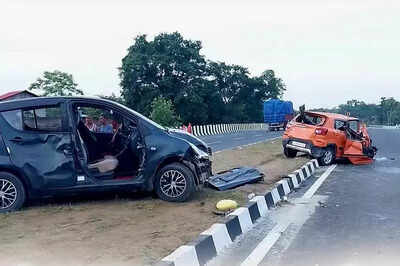 Two dead, six injured as bus rams into cars