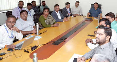 PCMC, MNGL & co-operatives dept meet societies&rsquo; representatives to promote PNG use, discuss other issues