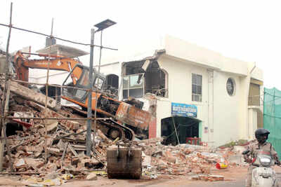 GVMC demolishes Matsya Darshini building near Beach Road