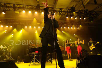 Robin Thicke professes his love for Paula Patton at concert