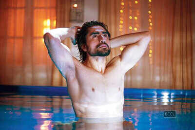 Harshad Chopra, Gurmeet Choudhary and Karan Singh Grover drop their shirts