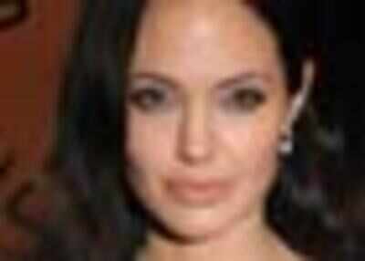Teary-eyed Jolie asks leaders to work for refugees
  