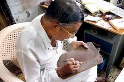 Artist salutes Modi with a portrait on &lsquo;vaal&rsquo;