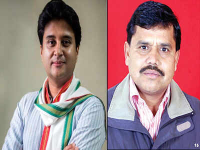 Pradhuman Singh Tomar bows to touch feet,  Jyotiraditya Scindia says &lsquo;no&rsquo;